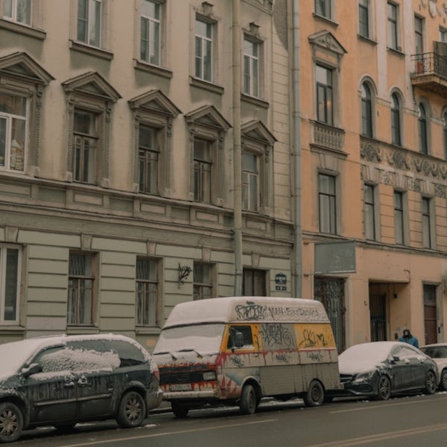 Straße mit parkendem Auto